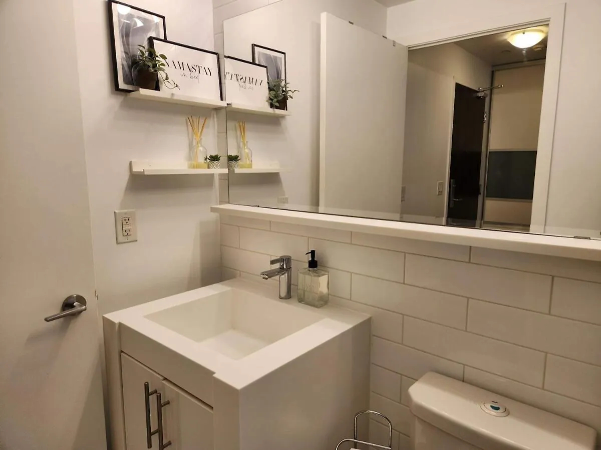 Queen St West Haven - Modern Loft, Downtown Toronto, Free Parking