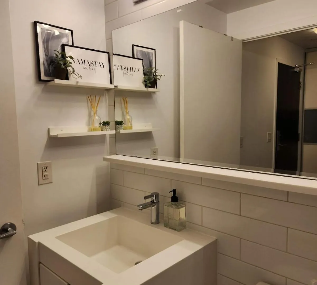 Queen St West Haven - Modern Loft, Downtown Toronto, Free Parking Apartment