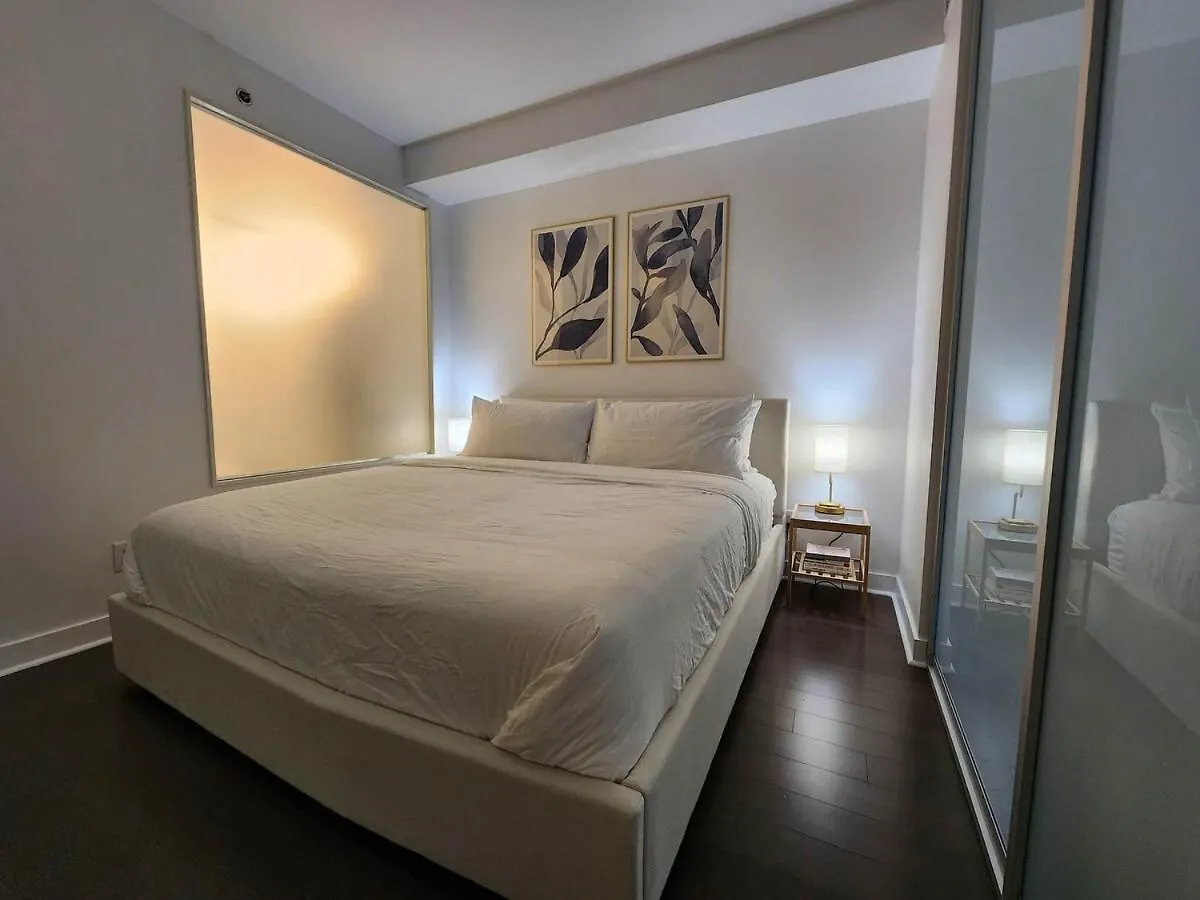 Queen St West Haven - Modern Loft, Downtown Toronto, Free Parking Apartment